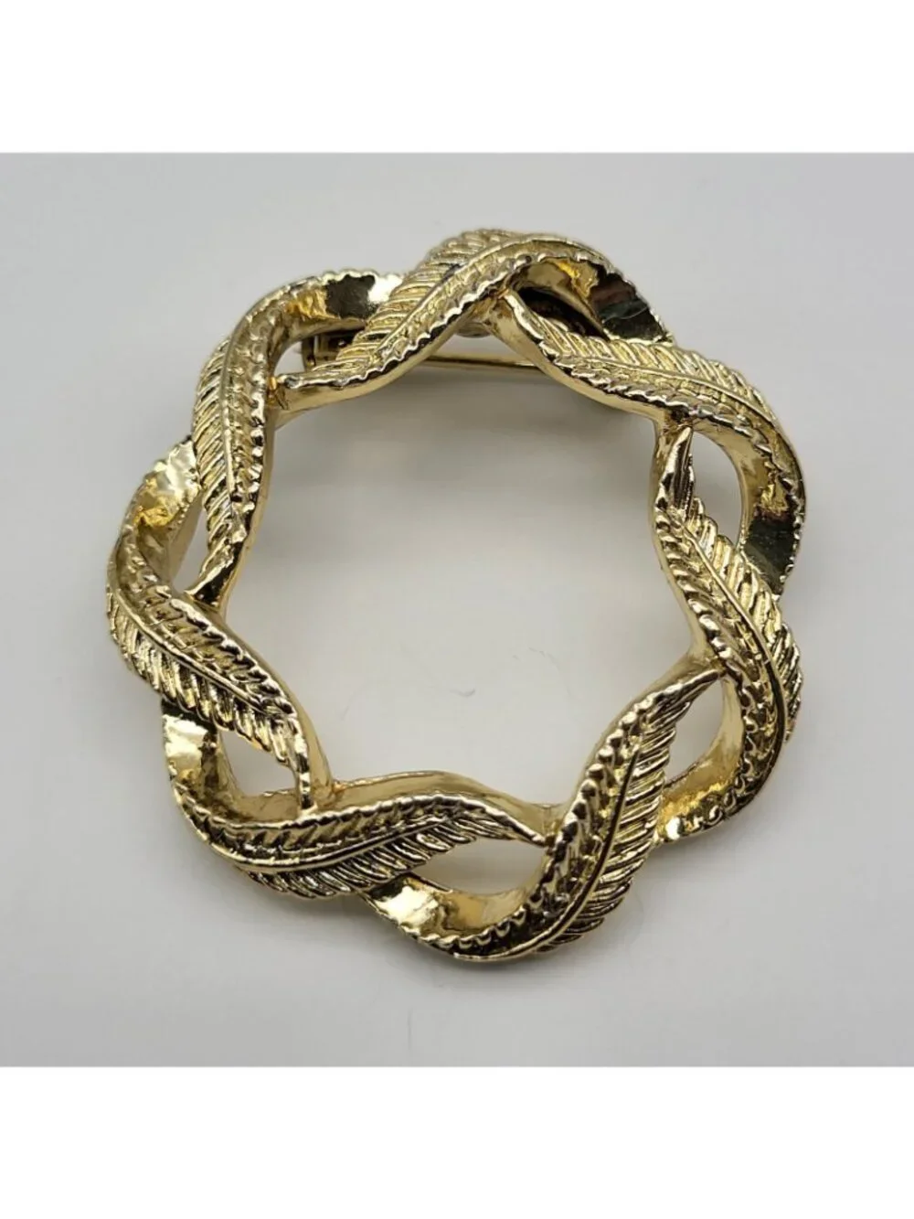 Lovely vintage leaf frond feather wreath brooch pin eyeglasses holder elegant